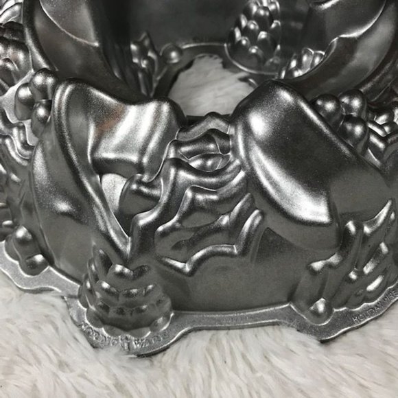 NWOT Nordic Ware Platinum Holiday Wreath Bundt Pan - Picture 5 of 9